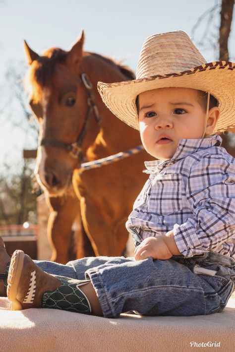 Cowboy Photoshoot Baby Boy, Baby Cowboy Photoshoot, Western Baby Pictures, 6 Month Baby Picture Ideas Boy, Birthday Photoshoot Ideas Boys, Baby Boy Cowboy, Country Baby Boy, Halloween Costume Toddler Girl