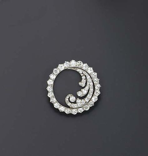 A BELLE EPOQUE DIAMOND BROOCH Of openwork circular design, the single and old European-cut diamond scroll, mounted in platinum and gold, (with suspension hoop), circa 1910 Brooch Design, Edwardian Jewelry, Wedding Brooch, Antique Brooches, Circular Design, Circle Diamond, Diamond Brooch, Lovely Jewellery, Belle Epoque