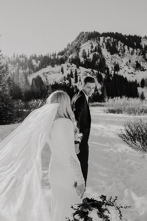 Winter Bridals / Utah Wedding Photographer » Summer Taylor Photography Winter Wedding Couple Photos, Winter Wedding Photography Poses, Snowy Wedding Photos, Winter Wedding Pictures Outdoor, Wedding Photo Ideas Winter, Wedding Photography Winter, Black And White Wedding Winter, Winter Wedding Picture Ideas, Winter Wedding Portraits