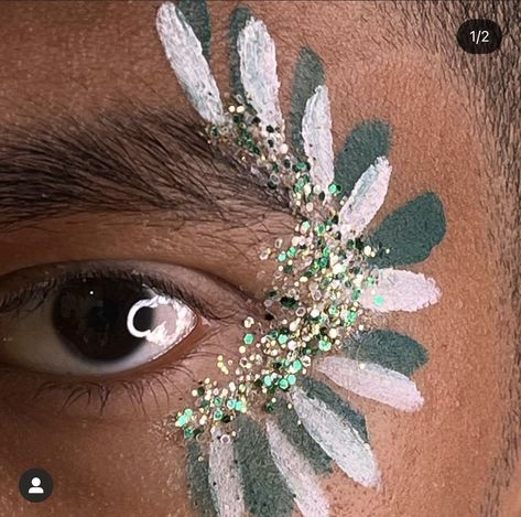 Face Painting Cochella, Easy Festival Face Paint, Glitter Face Art, Green Face Paint Ideas, Spirit Day Makeup, Game Day Makeup Football, Homecoming Face Paint, Cheer Makeup Looks, School Spirit Makeup