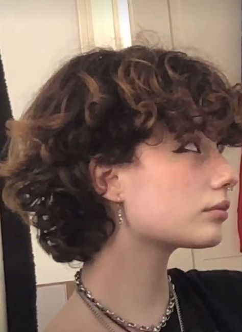 Non Binary Haircuts Curly, Short Hair Hair Styles, Non Binary Hair, Non Binary Haircuts, Fluffy Curly Hair, The Best Eyeliner, Tomboy Haircut, Hair Styles Short Hair, Styles Short Hair