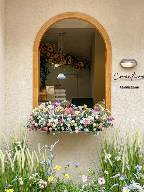 Flower Shop Interiors, Flower Shop Decor, Flower Cafe, Bakery Design Interior, Small Cafe Design, Cafe Shop Design, Coffee Shops Interior, Cute Cafe, Bakery Design