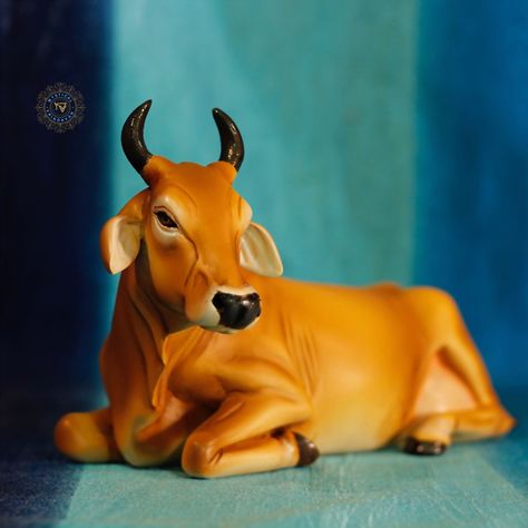 Sculpture Indian, Cow Sitting, Indian Cow, Cow Sculpture, Vrindavan Krishna, Cow Drawing, Statue Decor, Cow Christmas, Cow Decor