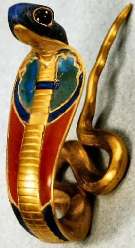 golden uraeus cobra-ancient egypt | par Thunderwolf-Tsahizn Tseh. Ancient Egyptian Artifacts, Egiptul Antic, Ancient Egyptian Goddess, Ancient Egyptian Jewelry, Egyptian Artifacts, Ancient Egypt Art, Egyptian Pharaohs, Egypt History, Egypt Art