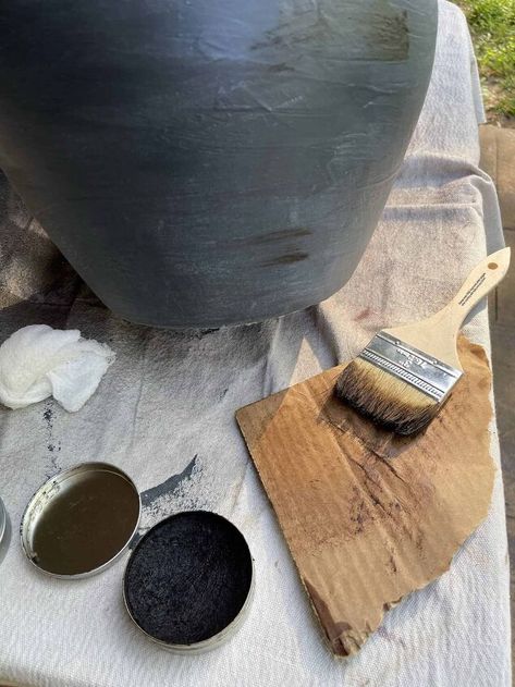 Paint For Terra Cotta Pots, Ceramic Pots Painting Ideas, Painting Outdoor Pots Planters, Painting Terra Cotta Pots Outdoor, Spray Paint Terra Cotta Pots, Black Terracotta Pots, How To Paint A Terra Cotta Pot, How To Paint Terracotta Pots Diy, Painting Outdoor Pots