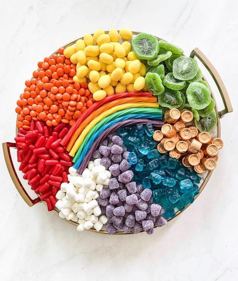 Rainbow Charcuterie Board, Rainbow Charcuterie, St Patrick Day Snacks, Dessert Charcuterie Board, Dessert Charcuterie, Plateau Charcuterie, Charcuterie Ideas, Candy Board, Bebidas Do Starbucks