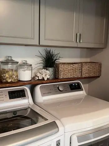 32 Laundry Room Ideas To Maximize Your Space - Cannibal NYC Laundry Room Shelf Organization Ideas, Small Farmhouse Laundry Room, Small Laundry Closet, Laundry Room Decor Ideas, Laundry Room Organization Ideas, Laundry Room Countertop, Rustic Laundry, Laundry Room Hacks, Laundry Nook