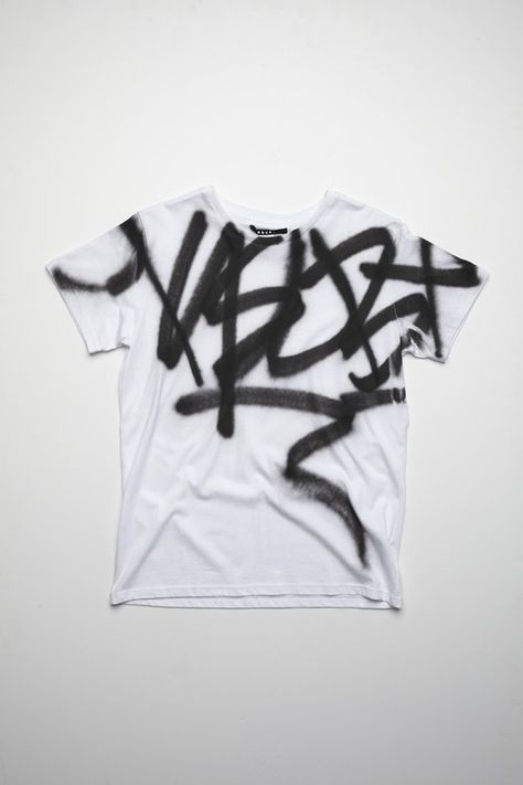 Spray Paint T Shirt, Graffiti On Clothes, Spray Painted Clothes, Spray Paint Clothes, Spray Paint Shirt, Graffiti Shirt, Shirt Painting, Cool Shirt Designs, Paint Shirts