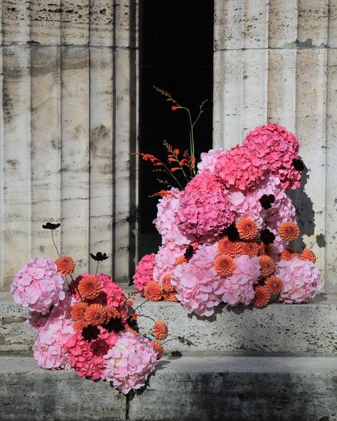 Pink Floral Installation, Standing Flower Arrangements, Orchid In Vase, Colorful Flower Arrangements, Pink Floral Arrangements, Pink Flower Arrangement, Event Flower Arrangements, Monochromatic Flowers, Floral Sculpture