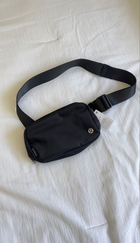 Black Lululemon everywhere belt bag on a white bed sheet Lulu Black Belt Bag, Lulu Bags Aesthetic, Lulu Belt Bag Aesthetic, Bday Wishlist Aesthetic, Lululemon Bags Aesthetic, Lululemon Bag Aesthetic, Lululemon Belt Bag Aesthetic, Aesthetic Purses And Bags, Belt Bag Aesthetic