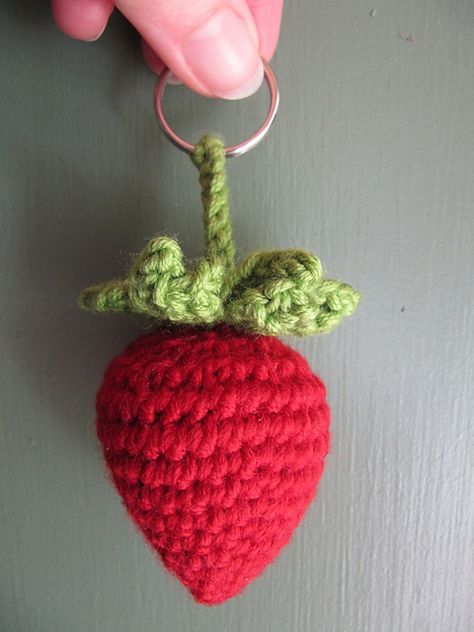 Strawberry Keyring pattern {follow link: free craft patterns} Crocheted Strawberry, Crochet Strawberry, Crochet Fruit, Crochet Keychain Pattern, Crochet Gratis, Crochet Bookmarks, Crochet Motifs, Crochet Keychain, A Hook