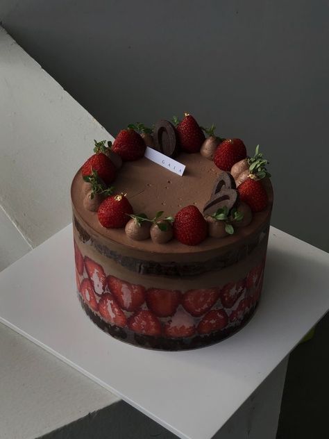 Strawberry Chocolate Cake Aesthetic, Dark Chocolate Cake Aesthetic, Chocolate Cake Aesthetic Korean, Korean Chocolate Cake, Kue Macaroon, Mini Torte, Pretty Dessert, Just Cakes, Cute Desserts