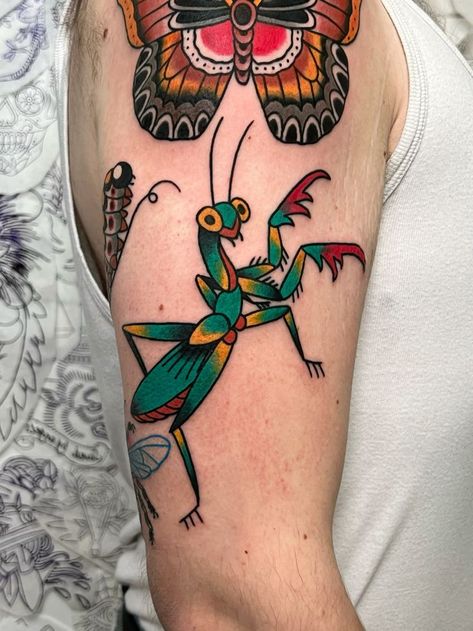 Praying Mantis Tattoo Traditional, Praying Mantis Tattoo, Mantis Tattoo, Traditional Heart Tattoos, Floral Back Tattoos, Beetle Tattoo, Tramp Stamp Tattoos, Traditional Tattoo Old School, Green Tattoos