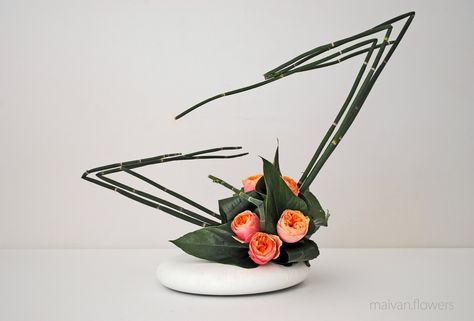 Art Floral Japonais, Arreglos Ikebana, Modern Floral Arrangements, Floral Art Arrangements, Tropical Flower Arrangements, Flower Tropical, Florist Design, Spring Floral Arrangements, Ikebana Flower Arrangement