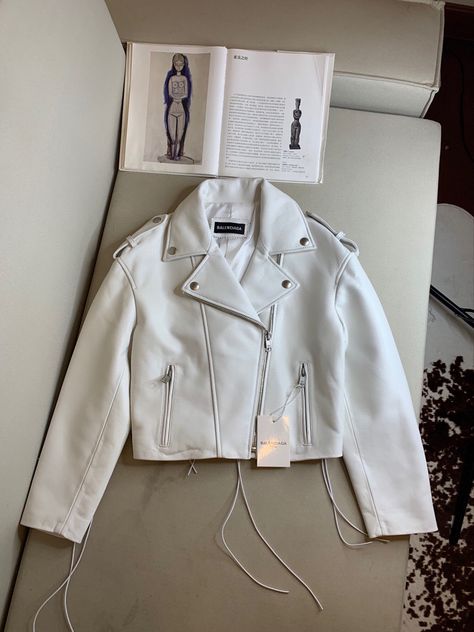 White Leather Outfit, Balenciaga Outfit, Balenciaga Clothes, Slytherin Clothes, Colour Combinations Fashion, White Leather Jacket, Cute Lazy Outfits, Casual Day Outfits, Korean Fashion Dress