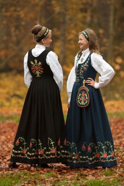 Løkendrakt from Aurskog-Høland, Akershus- Norway #traditionaldresses Norwegian Clothing, Costumes Around The World, Folk Clothing, National Dress, Mode Boho, Folk Dresses, Ethnic Dress, Traditional Fashion, Folk Costume