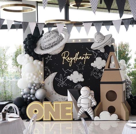 3d Birthday Decoration, Space Themed Birthday Party Decoration Rocket Ships, 1st Birthday Moon Theme, Astronaut Bday Theme, First Birthday Themes Space, Space Birthday Photo Shoot, Too The Moon Birthday Party, Space Theme Balloon Decor, Over The Moon First Birthday