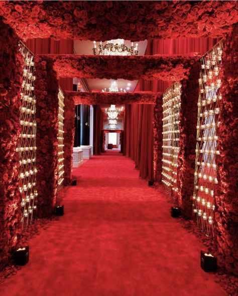 Walima Stage, Wedding Pathway, Beach Wedding Setup, Asian Wedding Decor, Reception Stage Decor, Night Wedding Decor, Royal Decorations, Create Wedding Invitations, Cocktail Decoration