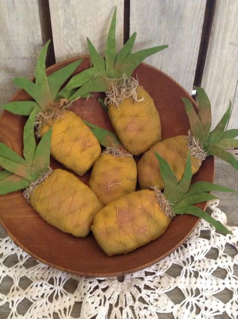 6 Primitive Grungy Pineapples  Spring  Ornies #NaivePrimitive Primitive Pineapple, Primitive Stitchery, Farmhouse Crafts, Country Diy, Spring Craft, Primitive Crafts, Craft Show Ideas, Bowl Fillers, Summer Lovin