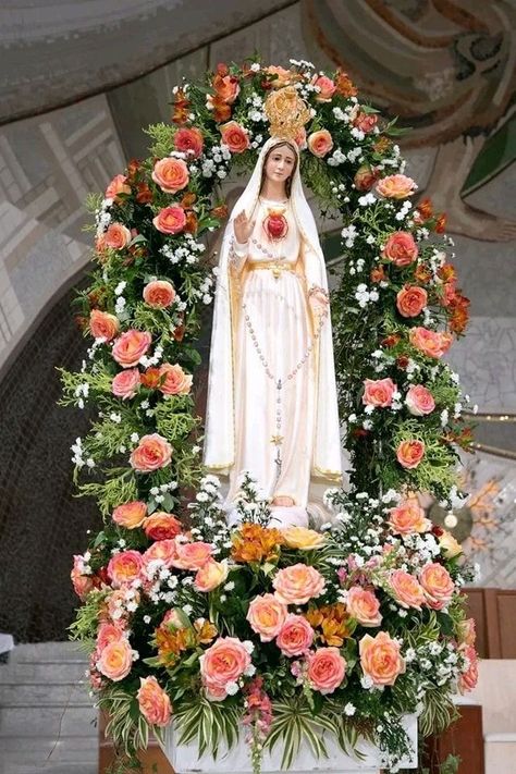 Virgin Mary Altar Decoration, Easter Altar Decorations, Mary Flowers, Marian Garden, Church Christmas Decorations, مريم العذراء, Church Altar Decorations, Tropical Flower Arrangements, Altar Design