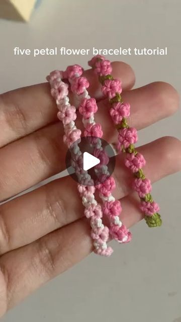 Diy Charm Bracelet Ideas, Flower Bracelet Diy, Bracelet Game, Crochet Bracelet Tutorial, Bracelet Making Tutorial, Homemade Accessories, Yarn Bracelets, Homemade Bracelets, Makramee Diy