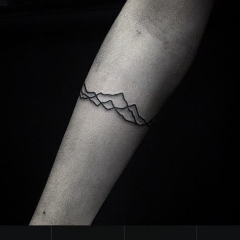 Mountains Minimalist, Wellen Tattoo, Tattoo Mountain, Lines Tattoo, Mountains Tattoo, Anklet Tattoos, Парные Тату, Arm Band Tattoo, Mountain Tattoo