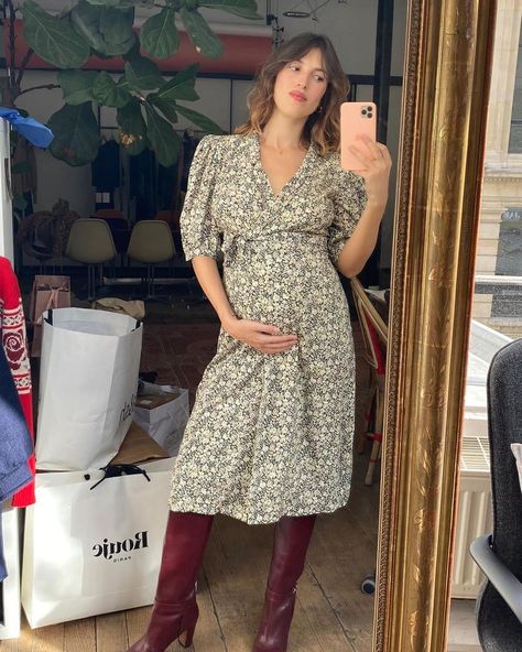 Jeanne Damas Style, Rouje Paris, Baby Announcement Photoshoot, Dress And Boots, Mum Life, Eclectic Aesthetic, Pregnancy Style, Jeanne Damas, Stylish Maternity Outfits