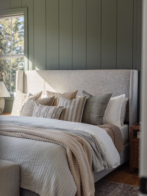 Simple King Bedding, Grey Quilt Bedding Ideas, Light Grey Bedroom Decor, Light Gray Headboard Bedroom, Mcgee Bedrooms, Studio Mcgee Bedrooms, Grey Bedding Ideas, Bedroom With Grey Headboard, Beige Headboard Bedroom