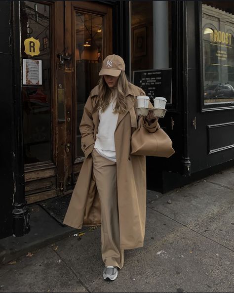 Casual Trench Coat Outfit, Beige Trench Coat Outfit, Trench Coat Fall, Street Style New York, Trench Beige, Mode Hijabi, Cap Outfit, Trench Coat Outfit, Beige Outfit