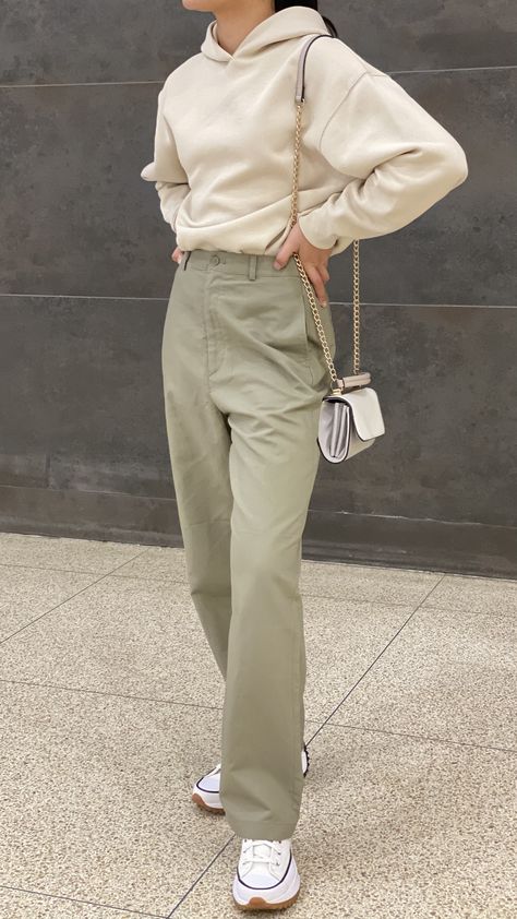 Converse Outfit Hijab, Khaki Green Pants Outfit, Green And Khaki Outfit, Celana Khaki, Green Hoodie Outfit, Olive Pants Outfit, Olive Green Pants Outfit, Ootd Hoodie, Olive Green Outfit