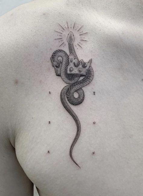 Snake Crown, Cute Crown, L Tattoo, Alien Tattoo, Beautiful Snakes, Detailed Tattoo, Crown Tattoo, Dainty Tattoos, Realism Tattoo