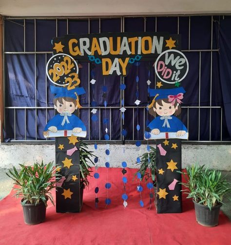 Graduation Day Photo Booth, Convocation Ideas Graduation, Graduation Day Ideas For Preschool, Convocation Day Decoration Ideas, Preschool Photo Booth Ideas, Graduation Booth Ideas, Graduation Board Decoration Ideas, Graduation Day Decoration Ideas, Preschool Graduation Photo Booth