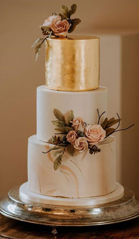 Cream And Gold Wedding Cake, Cakes With Gold Accents, Cake Designs 3 Tier, Gold Wedding Cake Designs, Gold Tier Cake, Wedding Cake Ideas Gold, Wedding Cake Champagne Color, Wedding Cakes Elegant Unique Classy, Gold Theme Cake