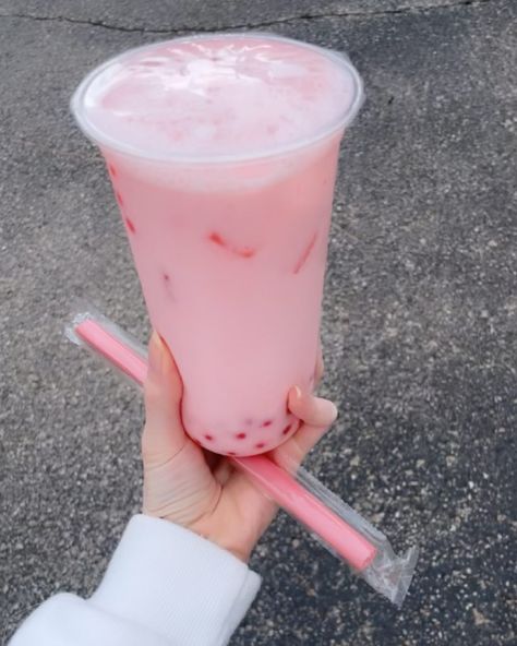 Strawberry milk tea with strawberry BURSTING BOBAS !!!🧋🍓💥 Strawberry Milk Tea, Strawberry Boba, Strawberry Tea, Amazing Food Videos, Strawberry Jelly, Pink Milk, Strawberry Milkshake, Delicious Drinks, Sweet Snacks Recipes