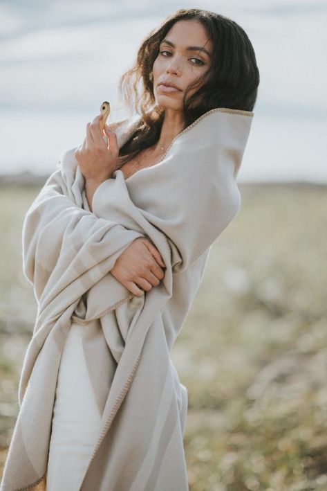 Woman Wrapped In Blanket, Az Photoshoot, Blanket Photoshoot, Bear Photoshoot, Winter Shots, Influencer Ideas, Book Photoshoot, Dramatic Photography, Camp Blanket