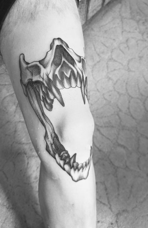 Vampire Style Tattoo, Vampire Jaw Knee Tattoo, Fang Knee Tattoo, Mouth On Knee Tattoo, Fangs Tattoo Teeth, Vampiric Tattoo Ideas, Skull With Fangs Tattoo, Vampire Tattoo Aesthetic, Vampire Teeth Knee Tattoo