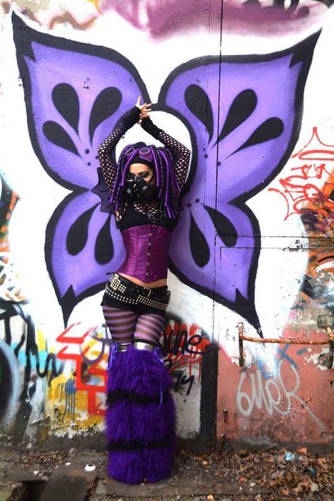 love the shorts Purple Goth Outfits, Punk Rave Outfits, Cybergoth Outfits, Cybergoth Aesthetic, Industrial Dance, Cybergoth Fashion, Industrial Goth, Cybergoth Style, Neon Rave