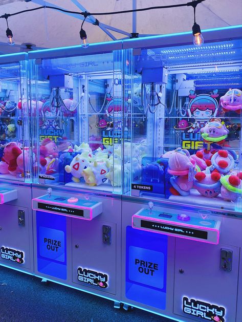 claw machine!! Arcade Claw Machine Aesthetic, Claw Machine Arcade, Claw Machine Aesthetic, Arcade Core, Arcade Claw Machine, Mini Claw Machine, Portfolio Cover Design, Custom Keyboards, Crane Game