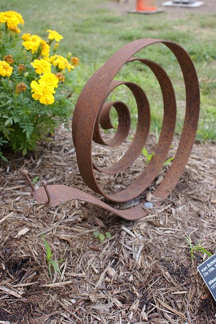 Annemarie Garden (31) by KarlGercens.com, via Flickr Rusty Garden, Welding Art Projects, Garden Junk, Metal Tree Wall Art, Metal Yard Art, Rusted Metal, Metal Garden Art, Metal Art Diy, Metal Art Sculpture