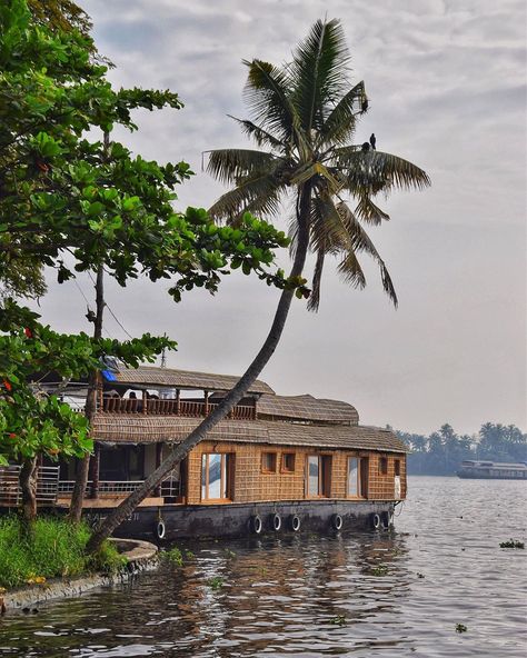 Kerala Backwaters Photography, Houseboat Aesthetic, Alappuzha House Boat, Kerala Boat House, Kerala Nature Images, Houseboat Kerala, Kerala Alleppey, Kerala Pics, Aesthetic Kerala