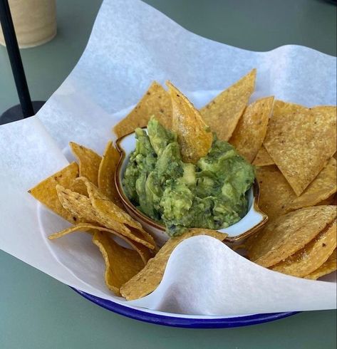 Chips And Guacamole Aesthetic, Guacamole Aesthetic, Nachos Aesthetic, Nachos Guacamole, Nachos Chips, Cali Summer, Chips Snacks, Summer Snacks, Think Food