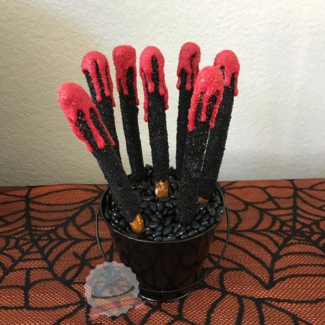 Spooky Pretzel Rods, Chocolate Dipped Pretzels Rods, Pretzels Treats, Halloween Pretzel Rods, Halloween Chocolate Treats, Halloween Pretzels Rods, Baby Halloween Party, Chocolate Covered Pretzels Halloween, Chocolate Covered Pretzel Sticks