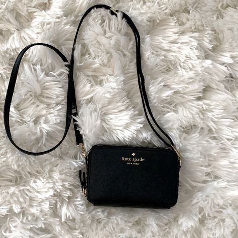 Small Black Purse Handbags, Small Going Out Purse, Kate Spade Black Crossbody Bag, Over The Shoulder Bag Cross Body Purses, Crossbody Bags Aesthetic, Black Cross Body Purse, Bags Crossbody Casual, Medium Size Crossbody Purse, Cute Purses Crossbody Casual