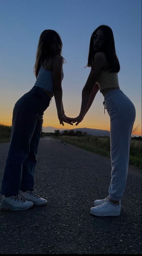 Photoshoot Ideas Besties, Photos To Recreate With Your Best Friend At Home, Photo Poses Best Friends, Cute Foto Ideas, Photo Ideas For 2 Friends, Pose For Duo, Photoshoot Ideas Sisters, Bff Pics Aesthetic, Picture Ideas With Bestie