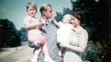 The Queen Elizabeth II and Prince Philip: Early years of Marriage Prinses Margaret, Ratu Elizabeth, Prins Philip, Elizabeth Young, Princesa Anne, Prins Charles, Princesa Elizabeth, Young Queen Elizabeth, Royal Family Portrait