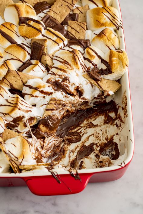 S'mores Bake = Easiest Dessert You'll Ever MakeDelish S’more Desert Ideas, S’mores Cobbler, Baked Smores Dessert, Smore Casserole Recipes, S’more Desert, Easy S’mores Dessert, Quick And Easy Smores Desserts, Smore Nachos Oven, Smores Dessert Grill