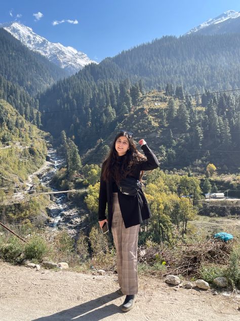 Kasol, Himachal Pradesh Outfits For Hillstations, Mountain Look Outfit Winter, Himachal Travel Outfit, Honeymoon Winter Outfits, Shimla Outfit Ideas, Outfit For Kedarnath Trip, Dalhousie Outfit Ideas, Outfits To Wear In Kashmir Trip, Himachal Trip Outfit Women