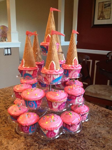 princess birthday cupcake tower that looks like a castle Princess Birthday Cupcakes, Dessert Bord, Princess Castle Cake, Fest Mad, Princess Theme Birthday, Idee Babyshower, Princess Theme Birthday Party, Princess Cupcakes, Princess Tea Party