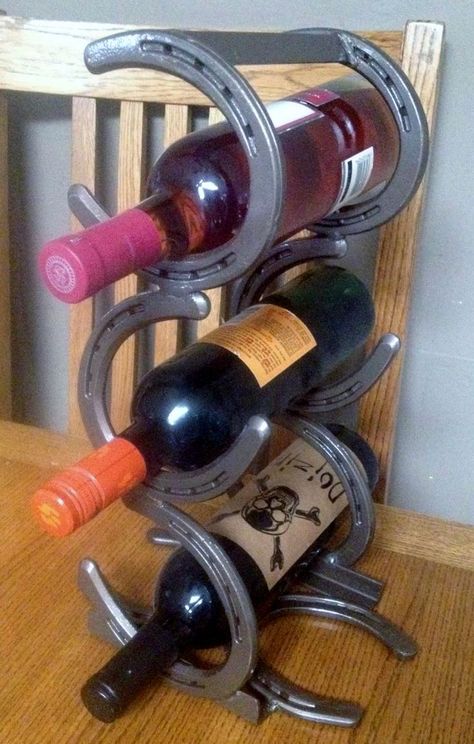 Horse Shoe Ideas Diy, Horse Shoe Wine Rack, Horseshoe Wine Rack, Wine Rack Projects, Welded Art, Horseshoe Crafts Projects, Wine Rack Design, Welding Crafts, Horseshoe Projects