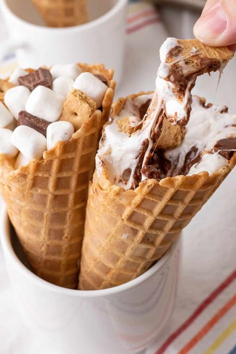 Camp Fire Cones, Savoury Smores, Walking Smores, Smores Cone, Smores Snacks, Campfire Cones, Campfire Snacks, Waffle Cone Recipe, Treat Cones